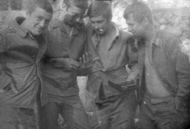 Чарс курили практически все. И офицеры тоже баловались этим.